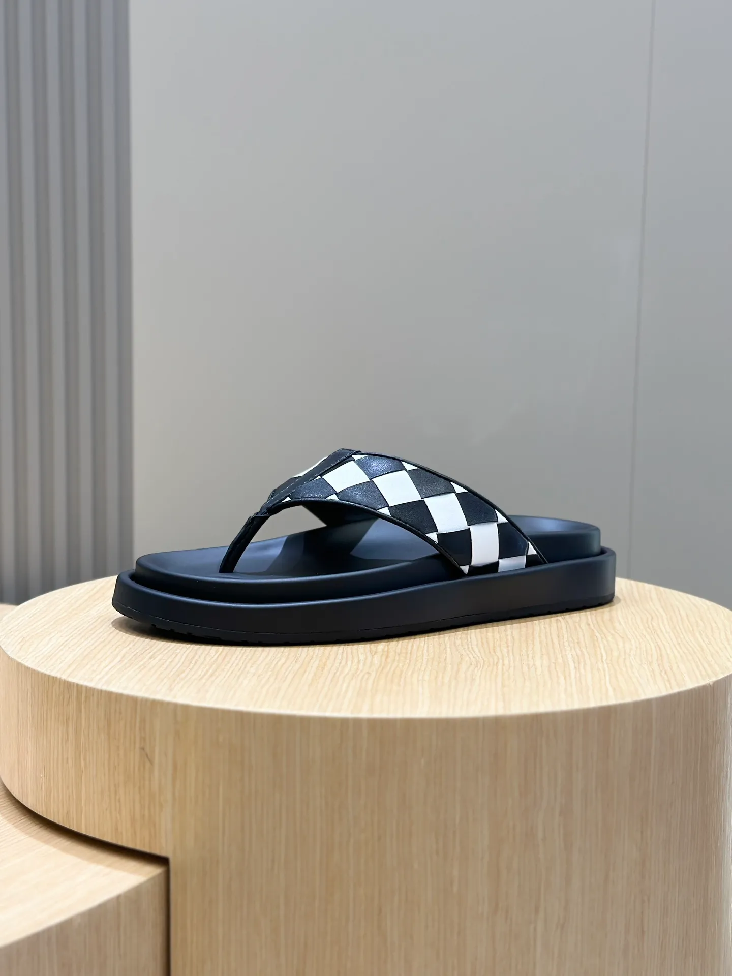 Factory price: 360💰BV hand-woven men's slippers and sandals - suitable for walking. It still emphasizes minimalism and practical wearability, but is full of vivid artistry. Super classic, luxurious and comfortable, imported cowhide + cowhide lining + lightweight outsole Size: 39-44 (customized at 38.45)